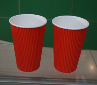 중국 빨간 PE 광택지 잔물결 종이컵은 뚜껑 500ml를 가진 커피 잔을 격리했습니다 협력 업체