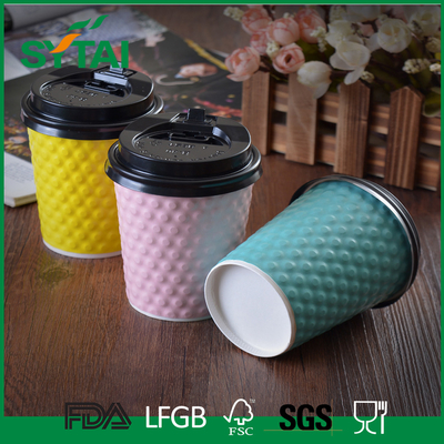 중국 창조적인 돋을새김 로고 잔물결 종이컵은, 주문을 받아서 만들어진 뜨거운 처분할 수 있는 커피 잔 디자인합니다 협력 업체